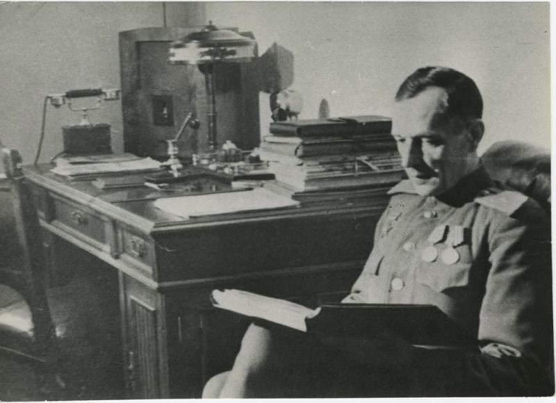 В кабинете, 1940-е