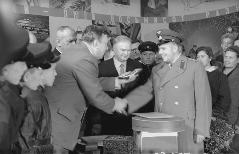 Вручение награды Юрию Гагарину в павильоне ВДНХ, 23 октября 1961, г. Москва, ВДНХ. Авторство снимка приписывается Мартынову.