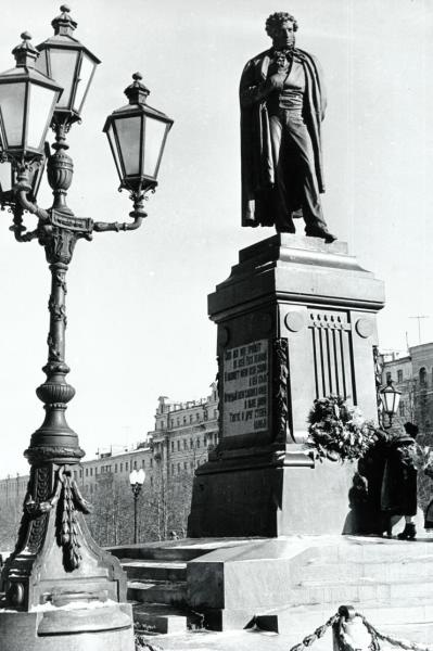 У памятника Александру Пушкину, 1956 - 1957, г. Москва. Памятник установлен в 1880 году в начале Тверского бульвара на Страстной площади (ныне Пушкинская). В 1950 году его переместили на противоположную сторону площади, где и находится до сих пор. Скульптор Александр Опекушин.