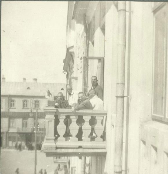 Групповой портрет раненых, 1914 - 1918, Россия. &nbsp;Предположительно, фотография из альбома медицинской части.Выставка «Балконная жизнь» с этой фотографией.&nbsp;