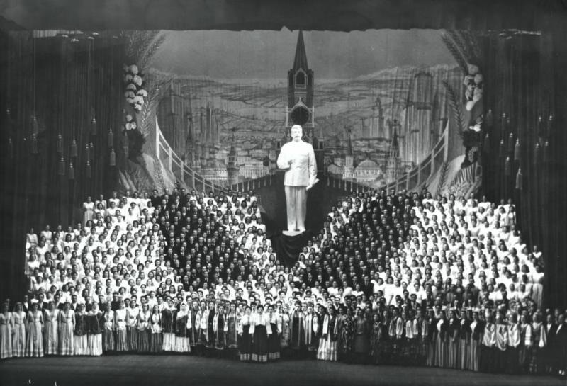«Песня о Сталине». Большой театр, декабрь 1949, г. Москва. Видео «Кровавое прощание» с этой фотографией.