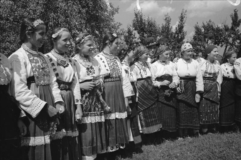 Крестьянская молодежь в национальных костюмах, 2 августа 1940 - 31 декабря 1940, Молдавская ССР, Северная Буковина