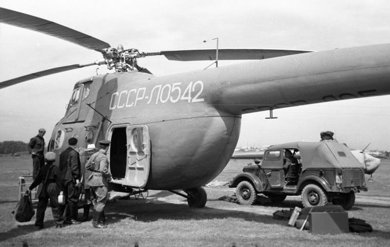 На аэродроме у вертолета, 1958 год, г. Свердловск. Ныне Екатеринбург.