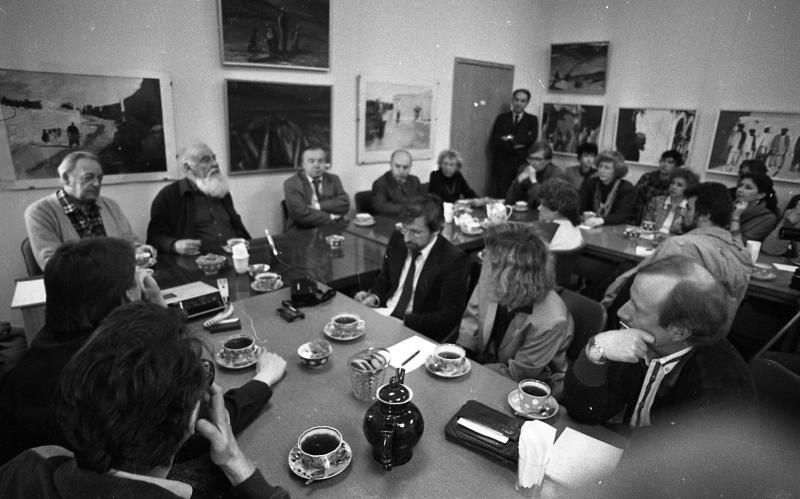 В редакции журнала «Юность» во время встречи с Львом Копелевым, 1989 год, г. Москва