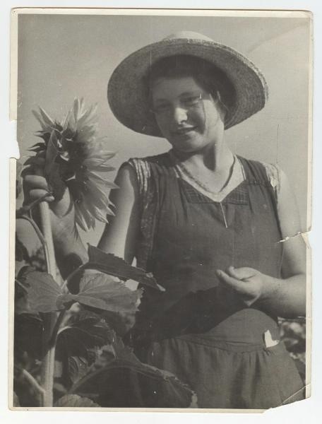 Девушка с подсолнухом, 1930-е