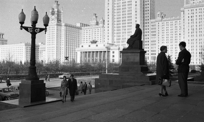 У подъезда МГУ, 1963 - 1964, г. Москва