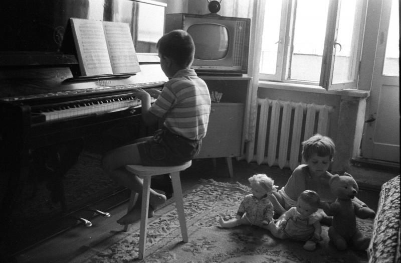 Дети в комнате, 1967 год, Волгоградская обл., г. Волжский. Выставка «Дети и их медведи» с этой фотографией.&nbsp;