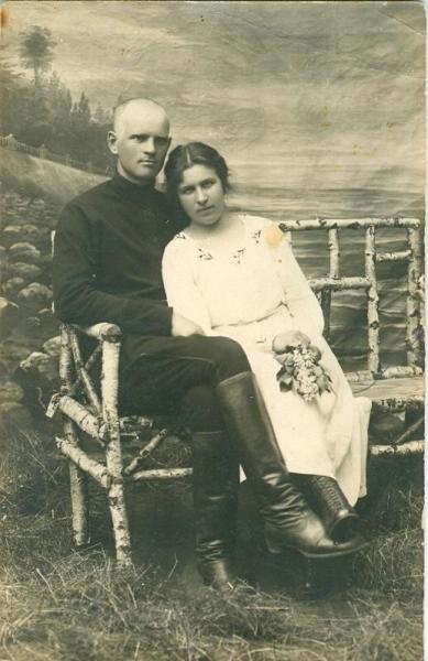 Молодая пара, 1924 год. На обороте надпись: «1-го июня 1924 года. Не забывайте Женю и Цика Бембель».