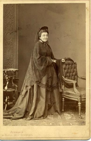 Портрет женщины в темном платье с накидкой, 1860-е, г. Санкт-Петербург