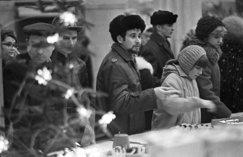 Универмаг «Детский мир». Перед Новым годом, декабрь 1972, г. Москва. Выставки:&nbsp;«Про подарки»,&nbsp;«"Детский мир" на Лубянке» с этим снимком.
