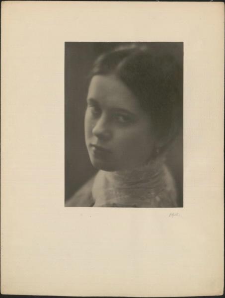 Ольга Александровна Петрова, 1910 год, Киевская губ., г. Киев. Племянница фотографа, в замужестве Красовитова.