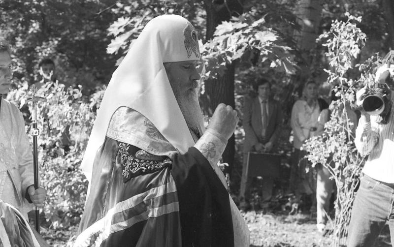 Патриарх Алексий II на церемонии открытия памятника великой княгине Елизавете Федоровне, 24 августа 1990, г. Москва