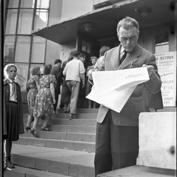Мужчина с газетой «Правда», 1958 год, г. Свердловск