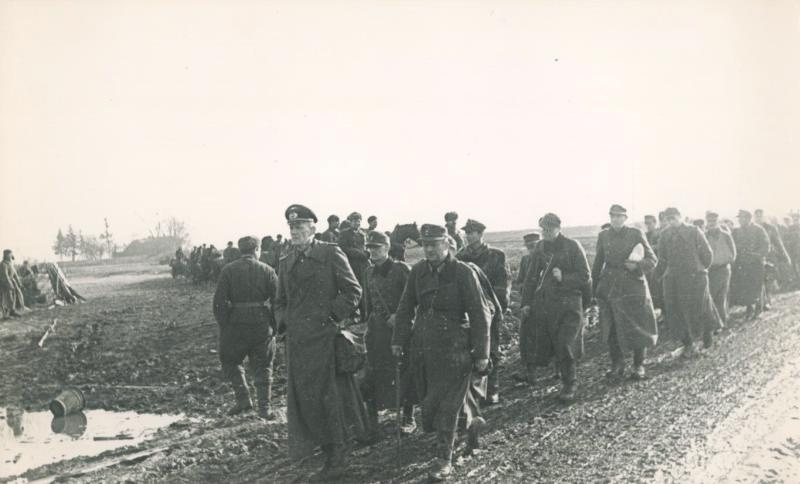 1-й Украинский фронт. Пленные немцы в районе Брега, март - апрель 1945, Германия. Видеовыставка «Встреча на Эльбе» с этой фотографией.