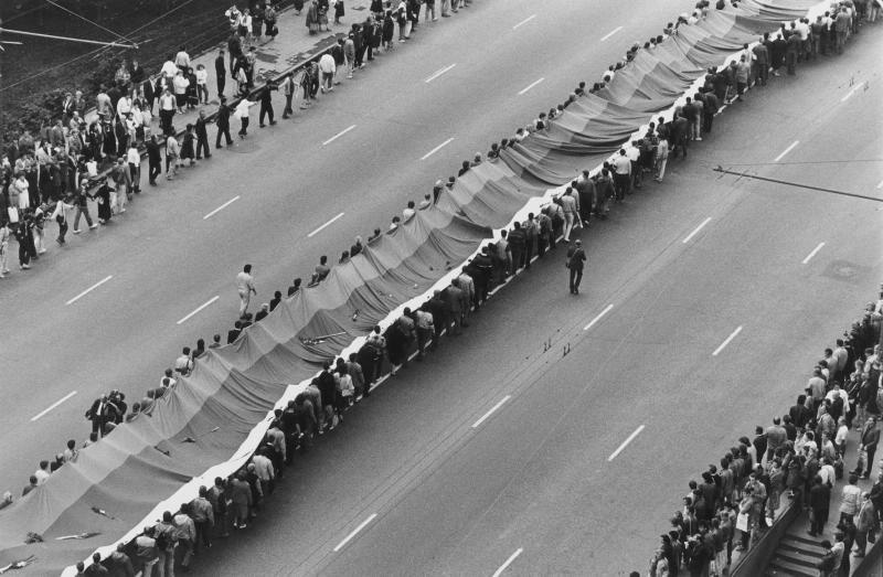 Похороны защитников Белого дома, август 1991, г. Москва. Выставка «Августовский путч» с этой фотографией.