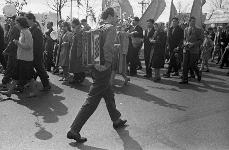 К пункту сбора на демонстрацию МГУ, 1963 - 1964, г. Москва