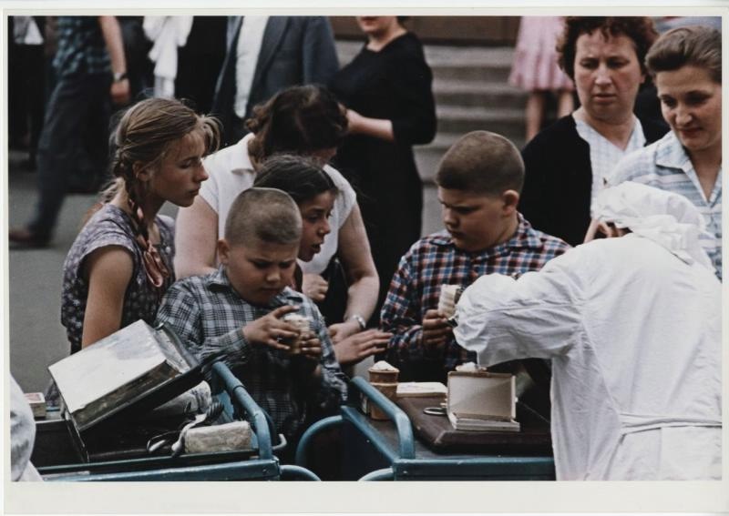Дети у тележки с мороженым, 1958 год. Выставка «Вкусно и сладко! Съедим без остатка!» с этой фотографией.