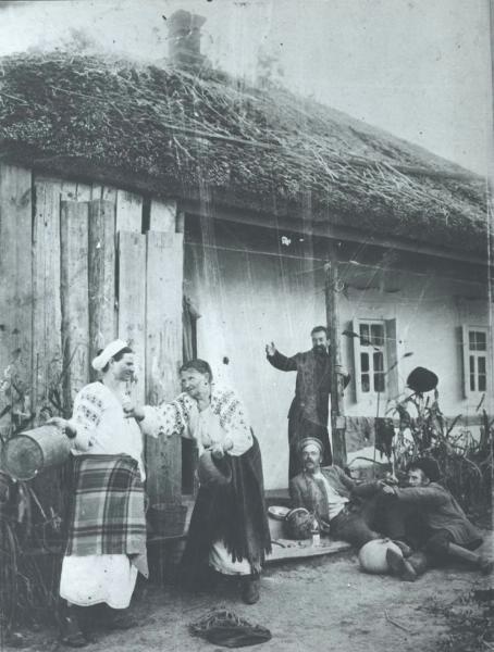 «Невестка и свекровь», 1910 год, Кубанская обл.. Выставка «Казаки» с этой фотографией.