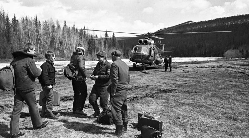 Группа строителей около вертолета, 1974 год, Иркутская обл.