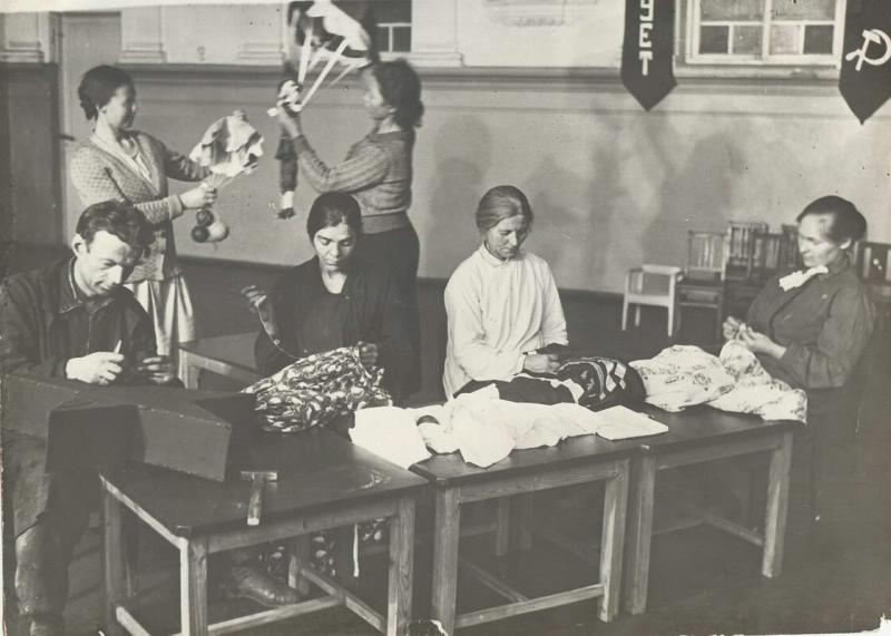 Шитье костюмов и изготовление реквизита, 1935 год