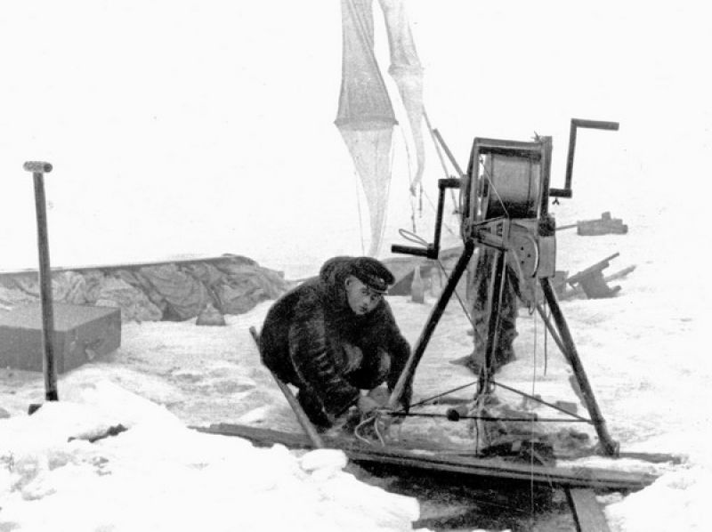 Петр Ширшов готовит к работе ручную гидрологическую лебедку для измерения глубины океана, 1 июня 1937 - 1 июля 1937