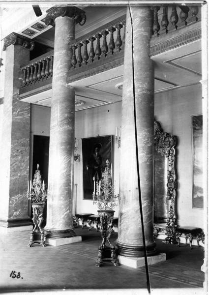 Интерьер парадного зала с колоннами, 1900 - 1910, г. Москва, Останкино. На стене – парадный портрет императора Павла I.