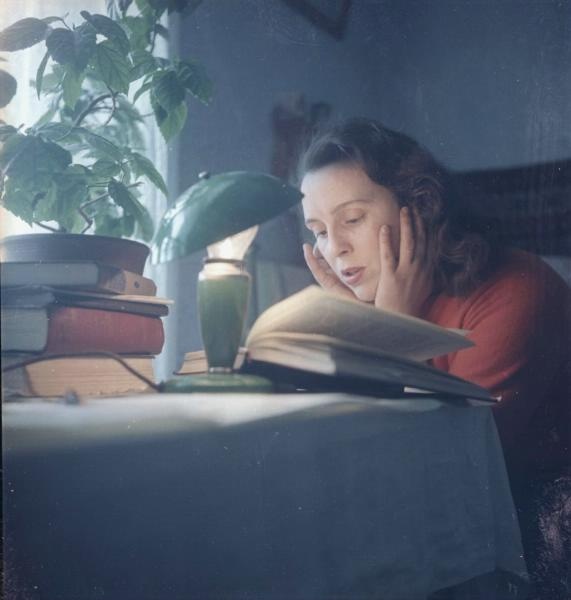 Девушка за чтением книги, 1960 год