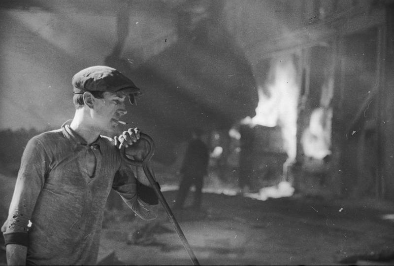 Мартеновский цех. Сталевар следит за варкой стали, 1937 год, г. Магнитогорск