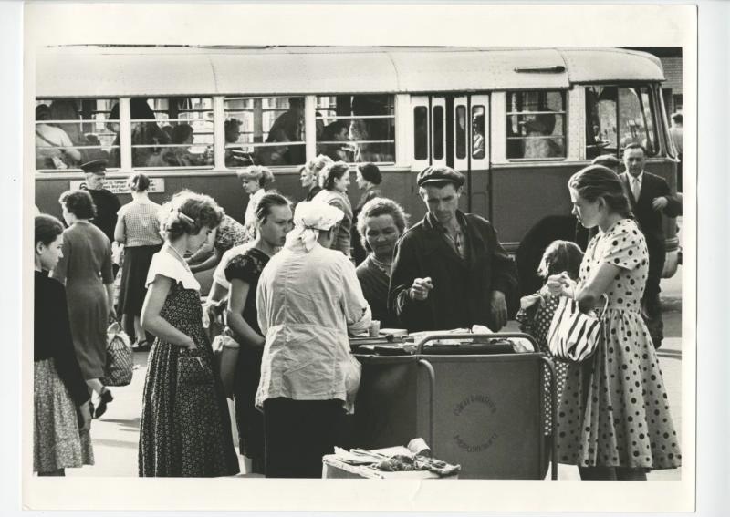 Возле тележки с мороженым, 1950-е
