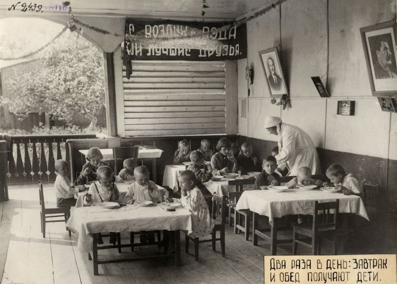 Завтрак на открытой террасе в детском саду, 1936 год, Горьковский край, г. Муром. Выставка «Сезон террас» с этой фотографией.