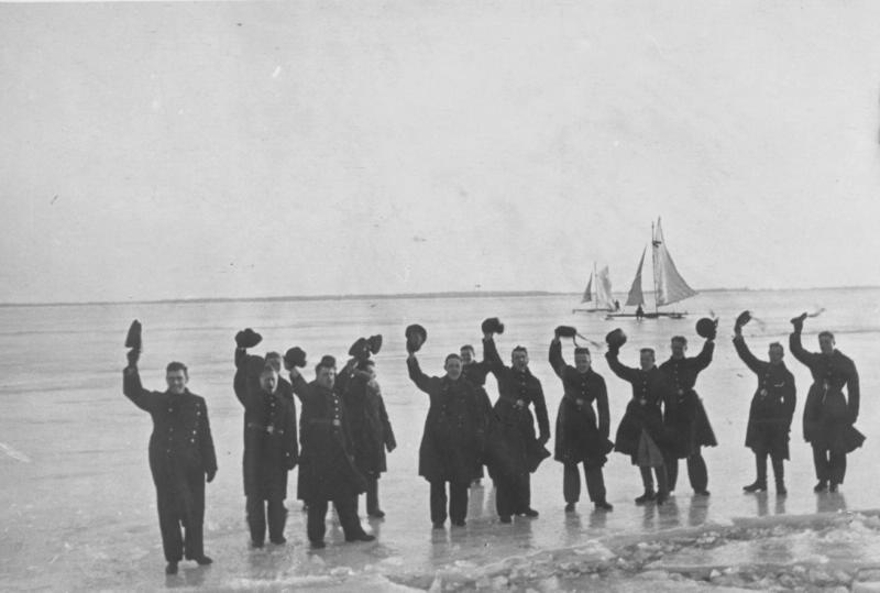 Мужчины на берегу, 19 февраля 1938 - 17 марта 1938. Выставка «Приветствуем вас!» с этой фотографией.