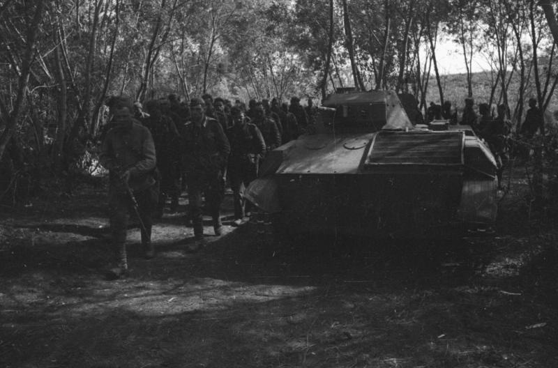 Брянский фронт. Танк и пленные немецкие солдаты в лесу, 1941 год
