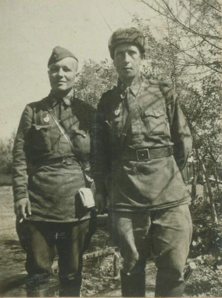 Портрет военных, июнь - август 1943. Справа – гвардии рядовой 27-й гвардейской отдельной танковой бригады Арон Замский.