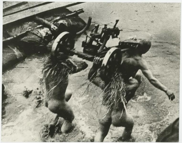 Переправа, 1942 - 1945. Выставка «Узники военных мгновений» с этой фотографией.