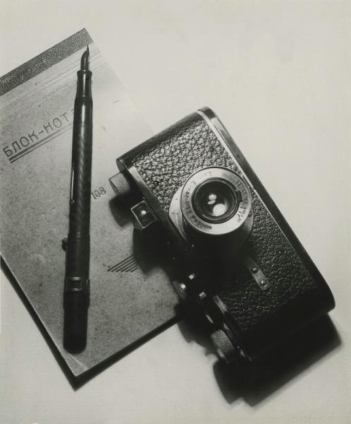 Натюрморт с «Лейкой» и блокнотом для обложки журнала «Журналист», 1930 год. Выставка «Остались за кадром» с этой фотографией.