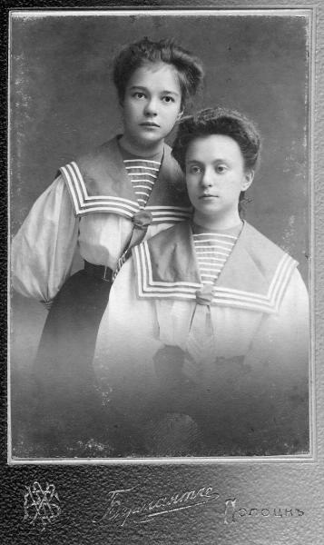 Портрет двух сестер в матросках, 1908 год, г. Полоцк. Выставка «Дореволюционная Россия: сестры и братья» с этой фотографией.