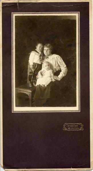 Портрет Х. Турлановой с детьми, 1915 год, г. Иркутск