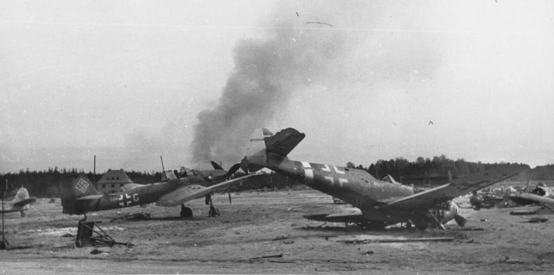 Разбитые немецкие самолеты на аэродроме под Берлином, 1 мая 1945, Германия
