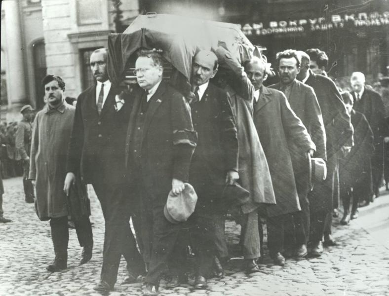 Похороны Вацлава Воровского, 20 мая 1923, г. Москва. На первом плане нарком иностранных дел Максим Литвинов.