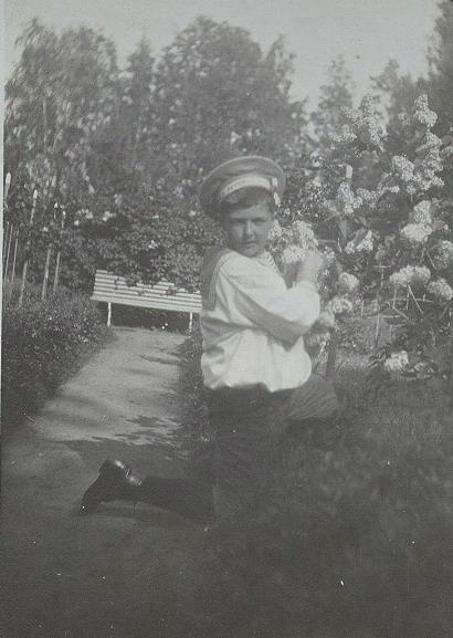 Портрет мальчика у куста сирени, 1890 - 1909