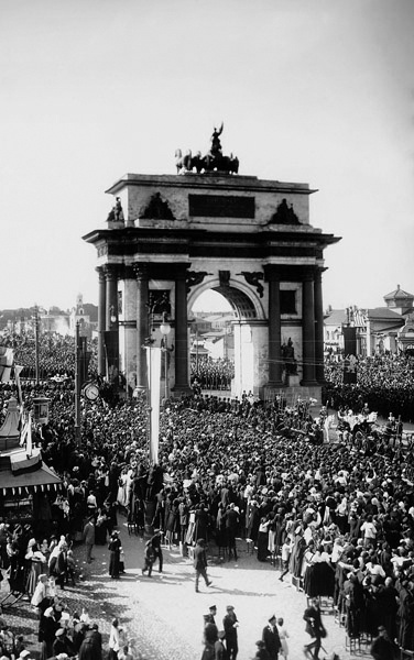 У Триумфальной арки, 1913 год, г. Москва. Празднование 300-летия дома Романовых.Выставка «Москва праздничная» с этой фотографией.