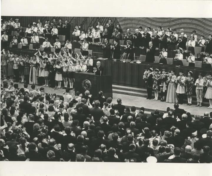 Пионеры приветствуют съезд ВЛКСМ, 1970 - 1975, г. Москва. Видео&nbsp;«Стройка века»,&nbsp;«Кремлевский дворец съездов» с этим снимком.