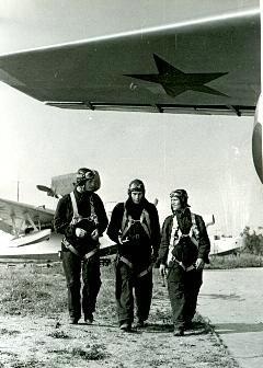 Балтфлот. Летчики гидроавиации: комсомольский экипаж перед учебным полетом, май - октябрь 1940