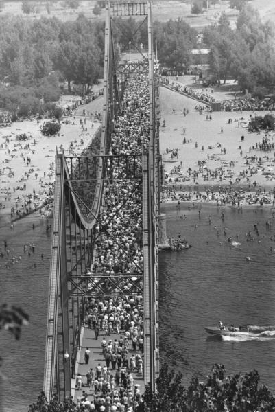 Мост через Днепр, 1958 год, Украинская ССР, г. Киев. Выставка «Река Днепр» с этим снимком.&nbsp;