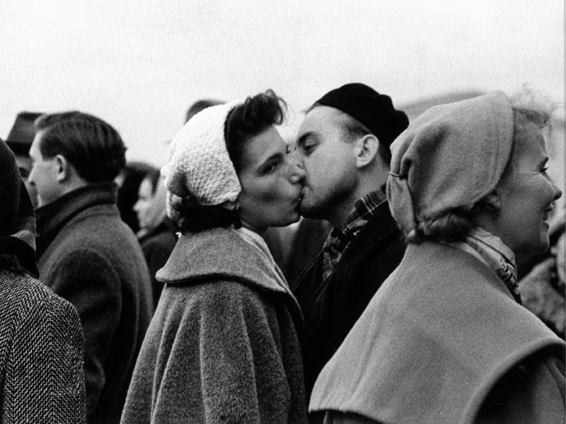 Встреча с мужем, 1957 - 1959, Московская обл., пос. Внуково. Выставка «Самые нежные, страстные и искренние поцелуи» с этой фотографией.