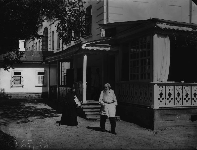 Лев Толстой с сестрой Марией около своего дома в Ясной поляне, июль 1908, Тульская губ., дер. Ясная Поляна