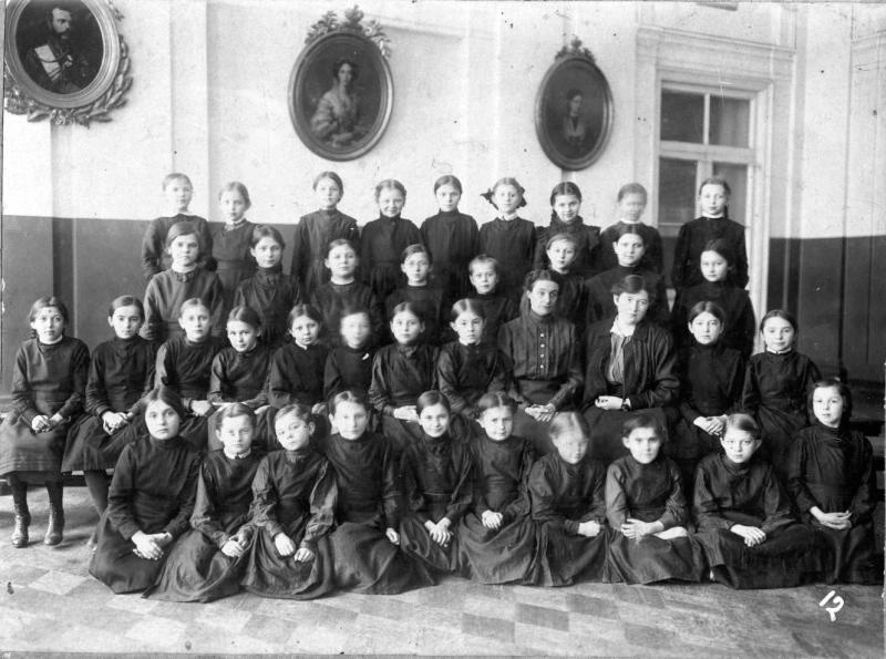 Групповой портрет учащихся, 1910-е. Выставка «Гимназистки. Из воспоминаний Веры Федоровны Пановой» с этой фотографией.