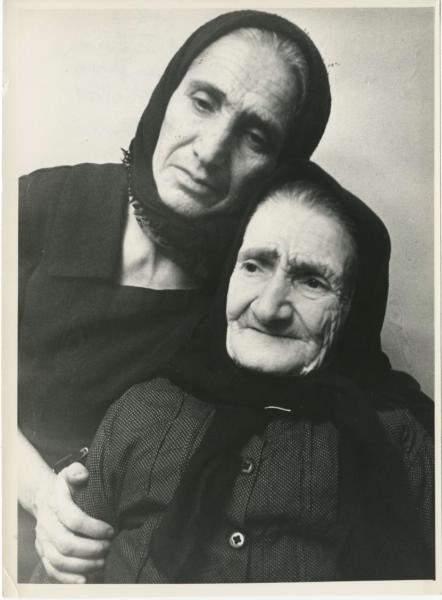 Мать и дочь Сергея Оганяна, 1971 год