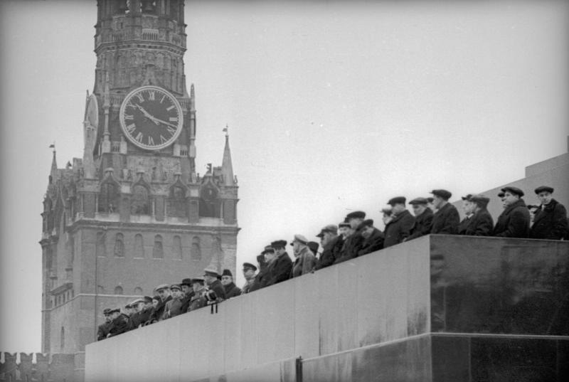 Руководители страны на трибуне Мавзолея, 1939 год, г. Москва (Москва и Московская область). Выставка «Главные часы государства» с этой фотографией.