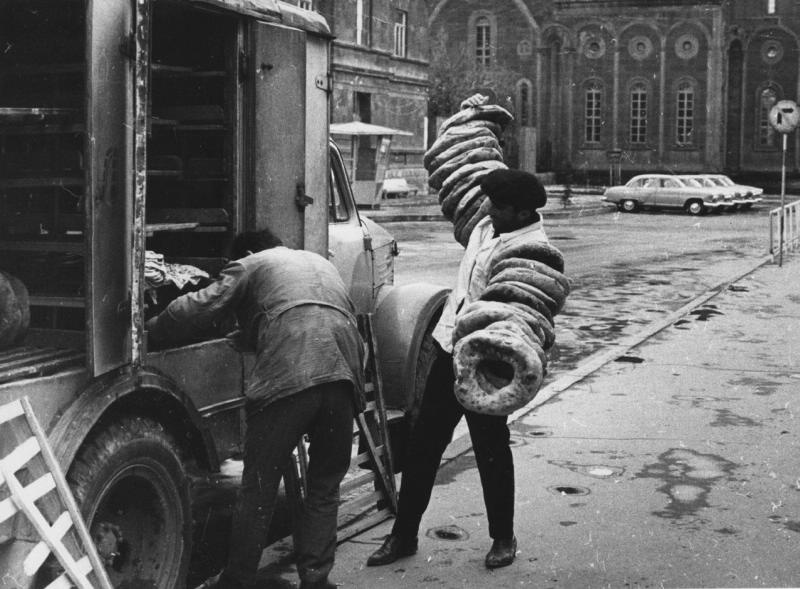Разгрузка фургона с хлебом, 1960-е, Армянская ССР. Мужчины выгружают матнакаш (армянский национальный хлеб) из фургона серии КХА-2-57 (на базе ГАЗ-51А).Выставка «Хлеб – всему голова!» с этой фотографией.&nbsp;